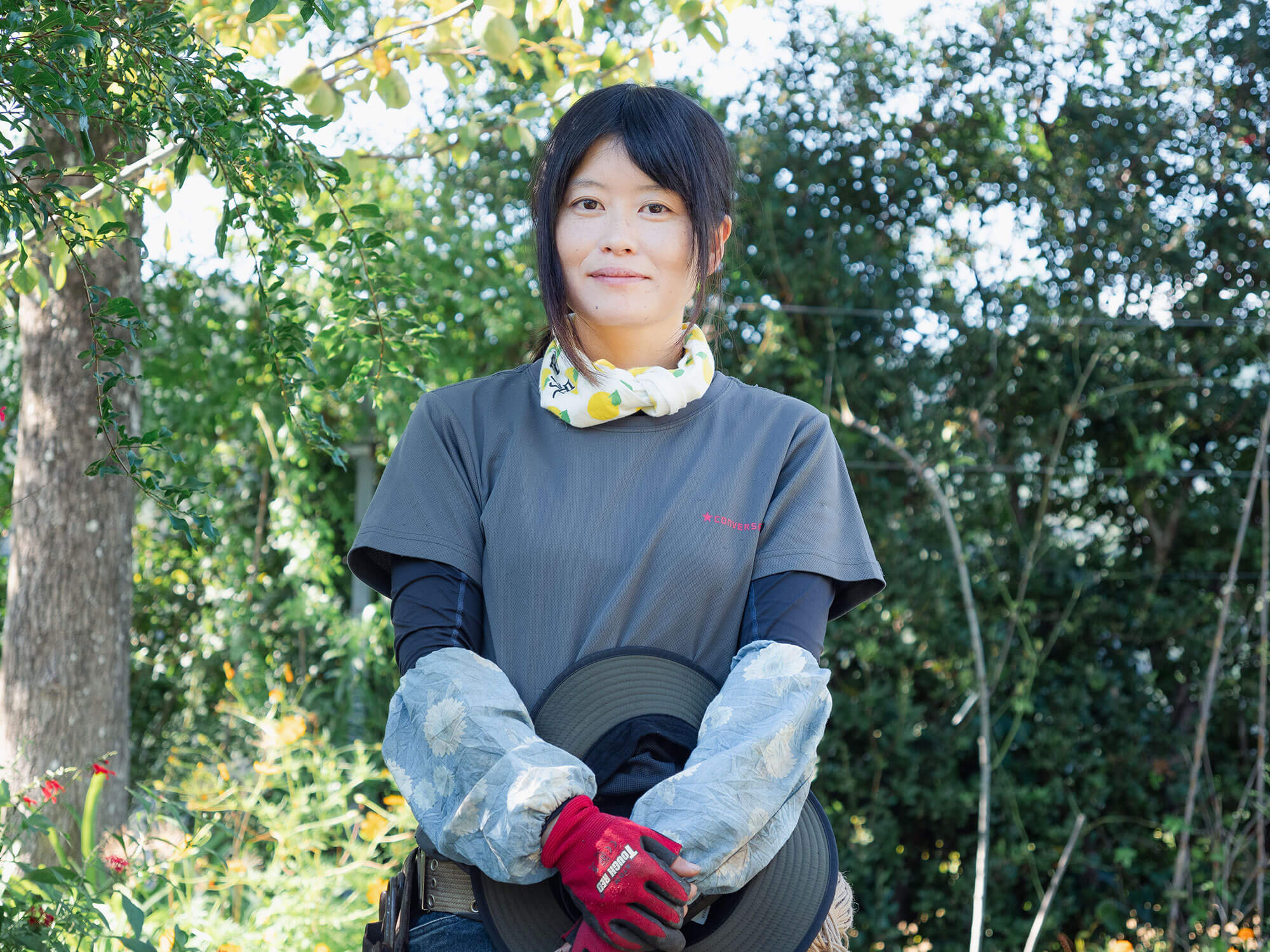 写真：木々の中で微笑む女性