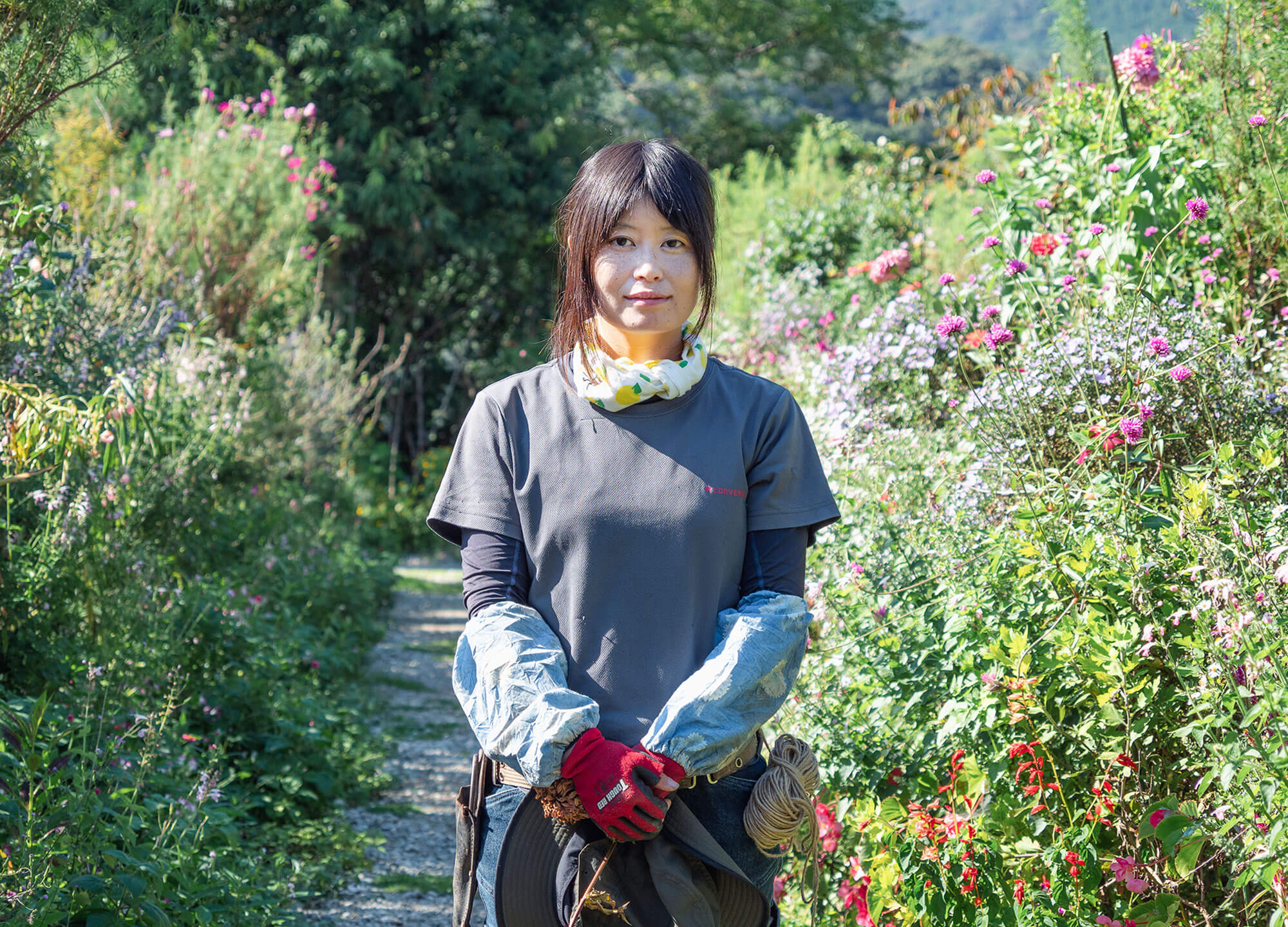 写真：花の庭で微笑む女性